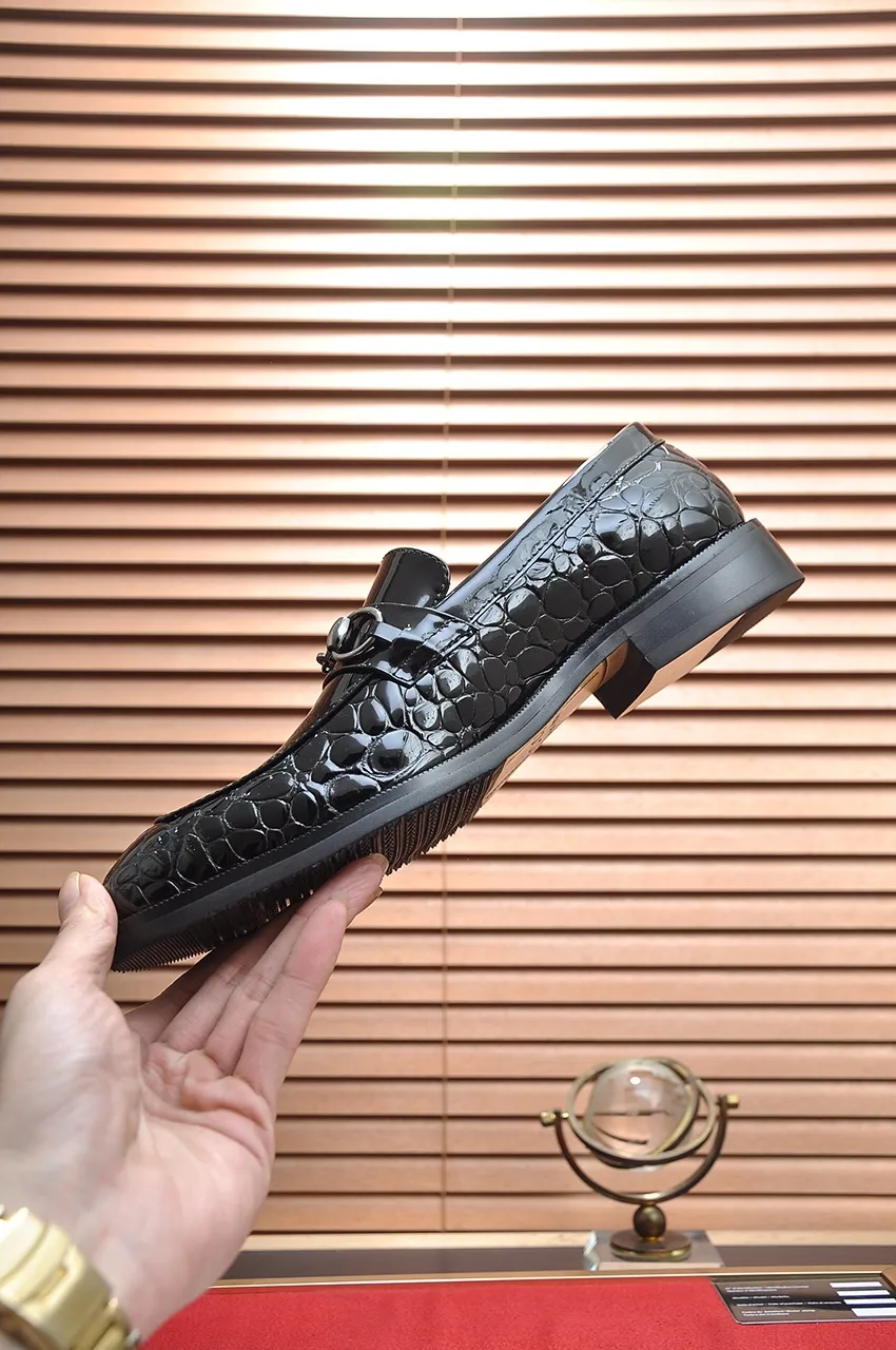 Men's shoes💰460💶Italy's top luxury men's shoe giant [GUCCI] has arrived in new style🍃Original European style🔰 Pleasant to the eye😍In order to make the shoes more durable and non-deformable🌀The production continues to follow traditional methods but there is still no lack of innovation💪The original sheepskin is chosen for the leather♻Smooth, natural and extra bright⭐Made of imported cowhide, the first choice of the rich 38-45 (45 customized)